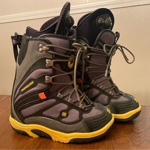 DC SHOE USA SNOWBOARD BOOTS, GRAY/YELLOW, MENS SIZE US 8.5 UK 7.5